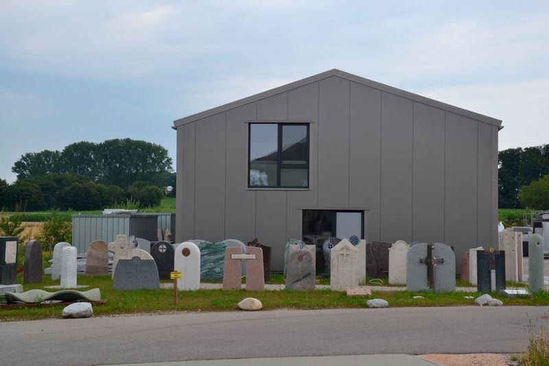 … ein Anbieter von Grabsteinen. Was uns dieses Bild wohl sagen will?   (Bild: Michel/»kfz-betrieb«)