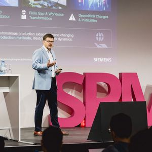 Wie KI-Copiloten und Advanced Process Control Produktionsprozesse revolutionieren zeigt Dr. Stefan Bamberger der Siemens AG in seinem Vortrag.(Bild:  Stefan Bausewein)