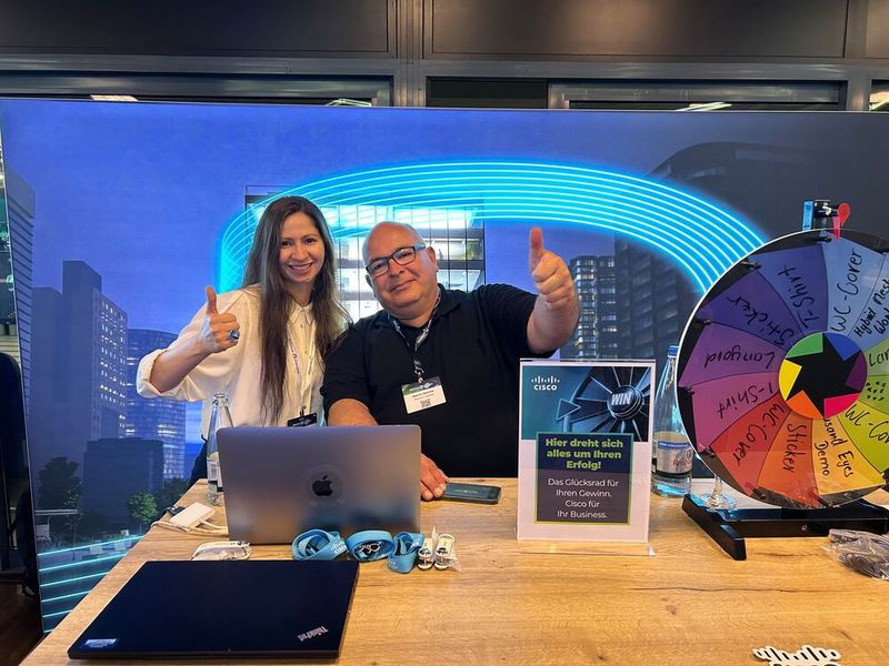Eine Herstellerausstellung war ebenfalls Teil der Veranstaltung; hier am Cisco-Stand mit Natalia Artysiewicz (Cisco) und Martin Rasche (Westcon-Comstor) (Bild: Vogel IT-Medien)