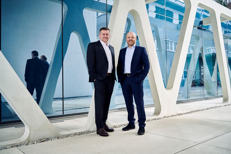Die Geschäftsführer der Knapp Systemintegration GmbH: Bernhard Rottenbücher und Rudolf Hansl (rechts). (Bild: Knapp/Niederwieser)