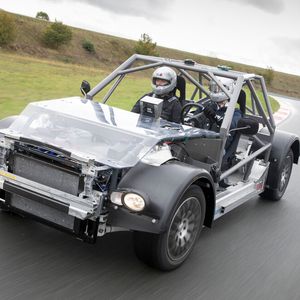 Obwohl ein Zweisitzer, soll das Rolling Chassis ein großes SUV simulieren.(Bild:  Bosch)