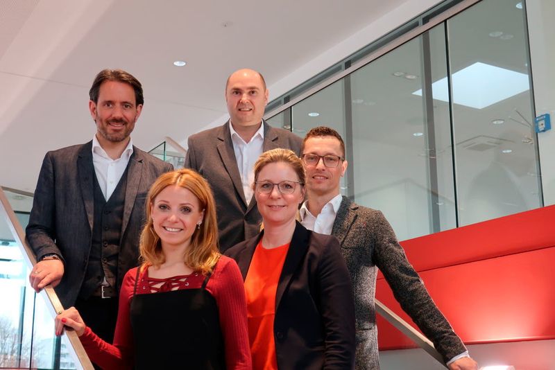 Das Team der Niederlassung mit (v.li.) Erik Händler, Leiter Seat-Niederlassungen Deutschland, Marketing-Leiterin Katharina Weißenborn, Serviceleiter Mike Grundmann, Verkaufsleiterin Bettina Hendess und Michael Heschke, Verkauf Großkunden. (Grimm / »kfz-betrieb«)