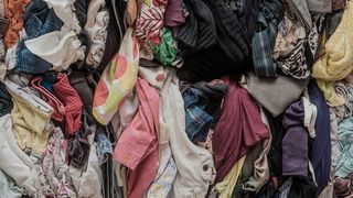 Textilreste, wie diese, stammen nicht nur aus der Altkleidersammlung, sondern sammeln sich auch bei der Möbelproduktion an. Doch viel davon wird entsorgt oder thermisch verwertet. Dass das nicht sein muss, hat ein Team aus Forschung und Industrie jetzt in einem Projekt bewiesen ... (Bild: Wertstoffhof Delitzsch)