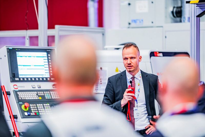 Mitchel Polte, Chief Engineer am Produktionstechnischen Zentrum Berlin des Fraunhofer IPK (im Bild), sein Bruder Julian (stellvertretender Institutsleiter) und ihre Teams gewähren den Besuchern tiefe Einblicke in ihre Forschungsarbeit. (Bild: wortundform/Fabian Diehr)