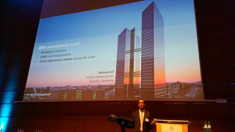 Sanjay Brahmawar zeigte das neue Headquarter von IBM Watson IoT in München. Leider wurden die im Vortrag gezeigten Beispiele nicht ausgeführt, daher ließ der Vortrag bei vielen Zuhörern noch viele Fragen offen. (Bild: Moßner)
