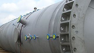 Diese petrochemische Anlage wird für den seemäßigen Transport noch sicher befestigt. Bild: AKF Siemers (Archiv: Vogel Business Media)