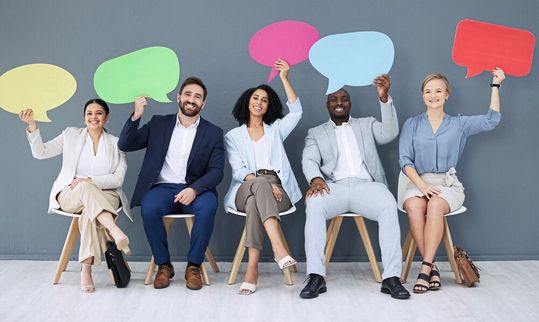 Mitarbeiterbefragungen sind ein wichtiges Steuerungselement für Industrieunternehmen. (Bild:  Ilzer VH/peopleimages.com - stock.adobe.com)