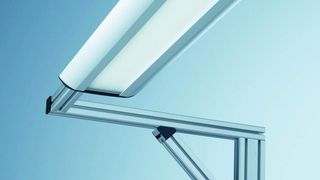 Die designstarke Systemleuchtenfamilie Tameto von Waldmann bringt mit 50 Leuchtenvarianten Lichtqualität und Ergonomie an Systemarbeitsplätze mit unterschiedlichen Anforderungen. (Bild: Waldmann)