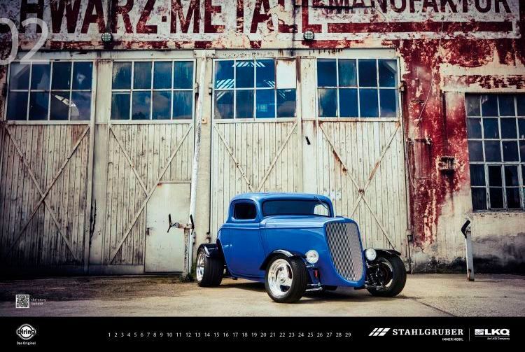 Weit entfernt vom Original präsentiert sich dieser Ford Model B von 1934. Dafür kommt der Wagen als typischer „Hot-Rod“ daher, samt gechopptem (tiefer gesetztem) Dach und „moderner“ Antriebstechnik (6,3 Liter V8 und Automatik) sowie einer Hinterachse vom Jaguar E-Type. (Stahlgruber)