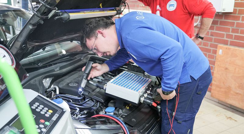 Sebastian Nauke aus Nordrhein-Westfalen auf der Suche nach dem Fehler in der Klimaanlage des VW Polo. (Bild: Schmidt - VCG)