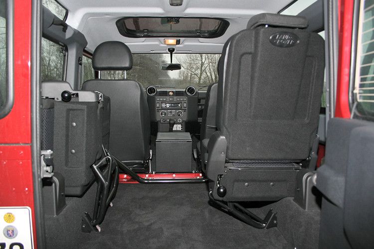 Wer hinten Platz nehmen möchte, steigt durch eine echte Hecktür ein. Im Fond herrscht mit den beiden wuchtigen Einzelsitzen und Teppichboden fast schon Luxus, während der Fußraum vorne mit zweckdienlichen Gummimatten ausgelegt ist. (Foto: auto-medienportal.net)