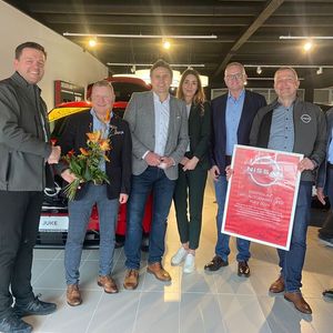 Freuen sich über die Partnerschaft: das Nissan-Team um Regional Director Sales, Vertriebsdirektion Nord, Torben Hinck (links), sowie die beiden Geschäftsführer von Hiro, Michael Heitmann (Dritter von rechts) und Focko Westerbur (rechts). (Bild:  Nissan)