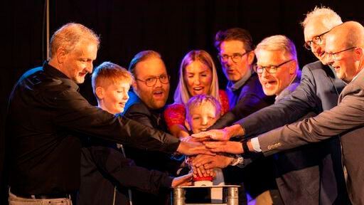 Countdown für die Eröffnung: (v. l.) Siegbert Loeks, Altendorfer Baugesellschaft, Alexander Osseforth, Frank Osseforth, Raffaela Osseforth, Maximilian Osseforth, Michael Weinig, Vertriebsleiter Mitsubishi Motors, Albrecht Schäfer, Direktor Marketing Opel, Gerd-Jürgen Roetmann, Kreissparkasse Nordhorn, und Karsten Müller, Wirtschaftsförderung Stadt Nordhorn.  (Bild: Autohaus Osseforth)