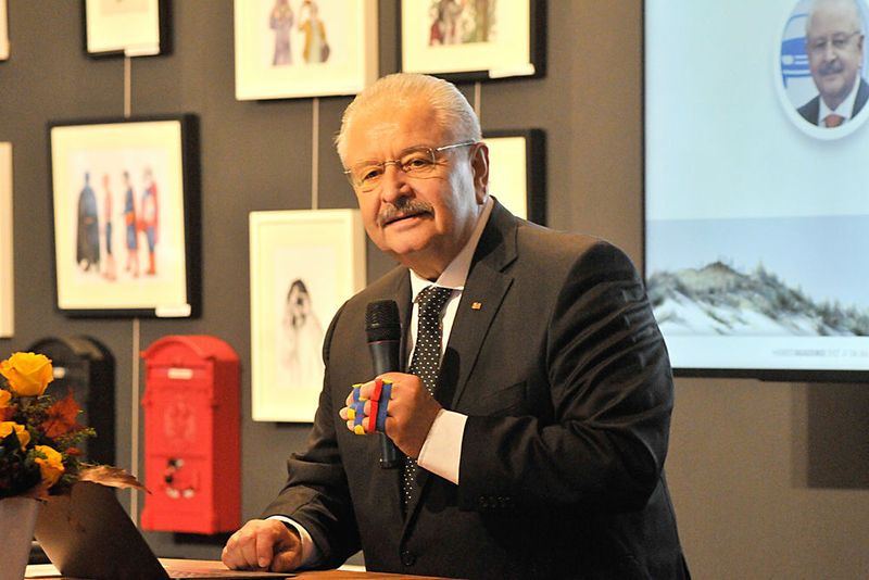 Vor zwei Jahren noch verhindert, ließ es sich Jürgen Karpinski in diesem Jahr nicht nehmen, persönlich nach Sylt zu kommen. Von der Abgas-Affäre bis hin zur Digitalisierung und Vernetzung – in seinem Grußwort ging der ZDK-Präsident auf die vielen Brennpunktthemen im Kfz-Gewerbe ein. (Zietz / »kfz-betrieb«)