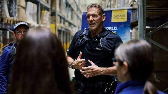 Über ihre Erfahrungen mit Exoskeletten tauscht sich Ex-Bodybuilder und Schauspieler Ralf Moeller hier mit Logistikfachkräften von Dachser aus.(Bild:  Ottobock)