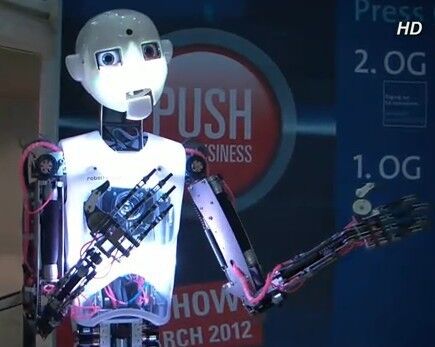 RoboThespian ª ist ein lebensgroßer humanoider Robote, der voll programmierbar und mehrsprachig ist. Der Roboter kann kommunizieren, interagieren und unterhalten. (Engineered Arts Ltd.)