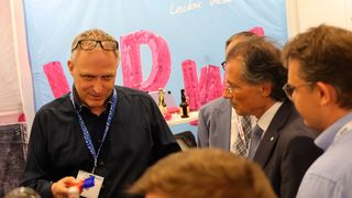 Auch am neuen Standort in Leipzig-Schkeuditz  bringt die KPA - Kunststoff Produkte Aktuell die Menschen zusammen. Der intensive Austausch untereinander in der Branche ist heute wichtiger denn je.  (Bild: Maschinenmarkt/rw)