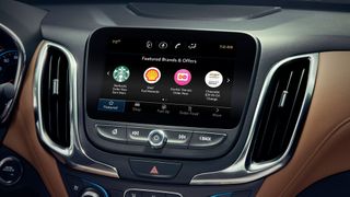 Über eine App von GM konnten Fahrer Kaffee oder Donuts im Auto bestellen und zahlen. Mittlerweile hat der Autobauer den Dienst eingestellt. (GM)