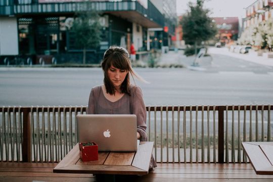 Wie sieht unsere Arbeit in Zukunft aus? Der Fokus auf die aufgabenfixierte berufliche Tätigkeit ist nur eine Veränderung, die zu erwarten ist. Wie sieht unsere Arbeit in Zukunft aus? Der Fokus auf die aufgabenfixierte berufliche Tätigkeit ist nur eine Veränderung, die zu erwarten ist.