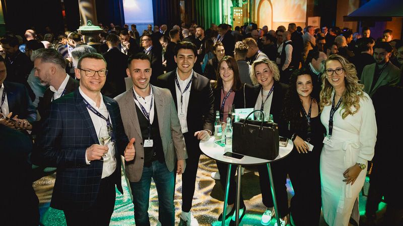 Das Team von Autowelt Prusseit, nominiert in der Kategorie Freier Handel, mit Dirk Walter (l.) von Mobile.de (Bild: Foto: Stefan Bausewein)