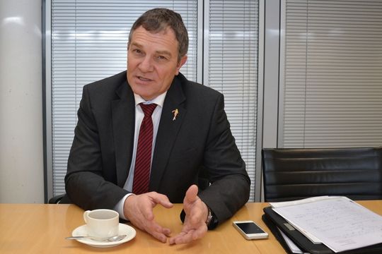 Dietmar Neubauer: „Genau wie früher ist auch heute Veedol für den Endverbraucher nicht vergleichbar mit Produkten, die es an der Tankstelle oder im Baumarkt gibt.“ Dietmar Neubauer: „Genau wie früher ist auch heute Veedol für den Endverbraucher nicht vergleichbar mit Produkten, die es an der Tankstelle oder im Baumarkt gibt.“