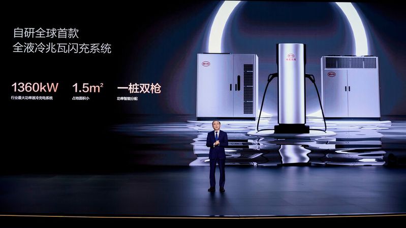 Im März 2025 hat BYD seine neue „Super E“-Plattform und die darauf abgestimmte Ladesäulentechnik  „Megawatt Flash Charger“ vorgestellt.(Bild:  BYD)