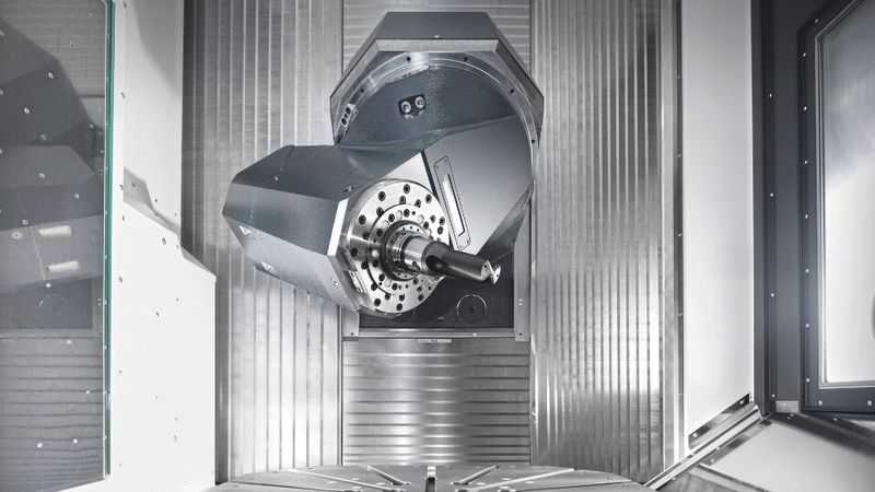 Das 5-Achs-Bearbeitungszentrum F 6000 mit ihrer Kopfkinematik durch und durch für die flexible Serienproduktion konzipiert.(Bild:  Heller)