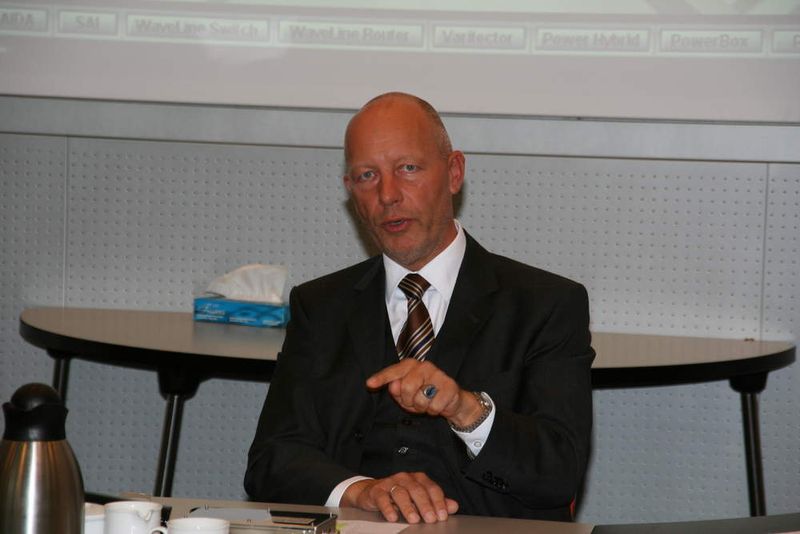 „Wir haben einen Hybrid-Steckverbinder entwickelt, der Energie, Signale und Daten in einem Gehäuse überträgt“, sagt Dr. Joachim Belz von Weidmüller.  Bild: Schäfer (Archiv: Vogel Business Media)