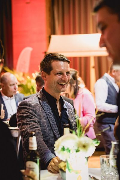 Im Rahmen des Networking-Dinners zum EMS-Tag 2024 wurde das Netzwerk erweitert, fein diniert und Champagner probiert. (Bild: Stefan Bausewein)