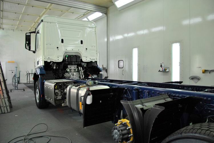Paul in Passau verfügt über eine Großkabine für Lkw-Lackierungen. (Foto: Wenz)