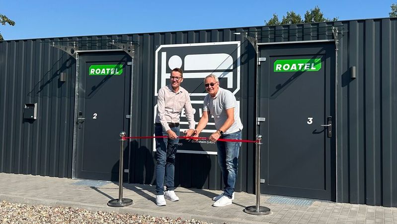 Guido Schmidt (izquierda), director de TST, y Thomas Ugowski, promotor de Roatel, inauguran el primer microhotel Roatel para camioneros en TST, Gimbsheim (Renania-Palatinado). (Imagen: TST/Roatel)