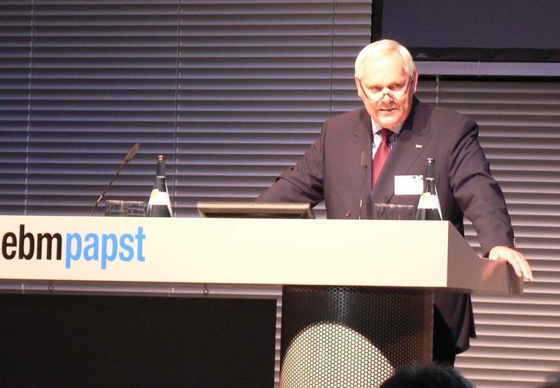 Hans-Jochen Beilke, der Vorsitzende der Geschäftsführung, begrüßt die Vertreter aus Wirtschaft und Politik sowie Lieferanten und Gesellschafter. Bild: Michel (Archiv: Vogel Business Media)