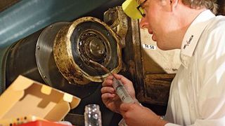 Anhand einer Probe fassen die Experten der Oelcheck GmbH mehr als 30 Analysedaten in einem Laborbericht zusammen. Bild: Oelcheck (Archiv: Vogel Business Media)