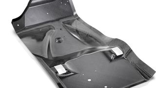 Taktzeit-Schwund: Wetmolding ermöglicht die zykluszeitreduzierte Herstellung dieser Bodeoberschale für einen BMW-Boliden. Krauss-Maffei macht das Verfahren zu einem JEC-Highlight im Pavillon 6, am Stand A38.) (Bild: Krauss-Maffei)