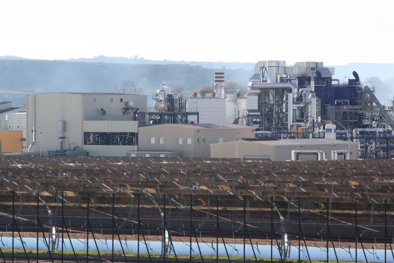 Mittels Parabolspiegeln und eines Biomasse-Heizblocks produziert das Solar-Biomasse-Hybridkraftwerk durchgängig Strom für mehr als 27.000 Haushalte. (Bild: MAN Diesel & Turbo)