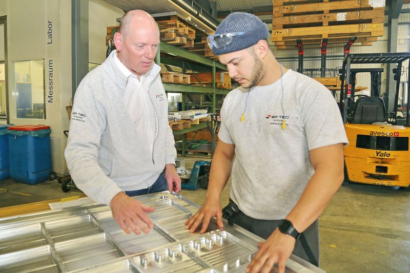 Grosse Leichtbauteile sind eine Spezialität von BR Tec. Inhaber Jan Koop im Gespräch mit einem Mitarbeiter. (Anne Richter, SMM)