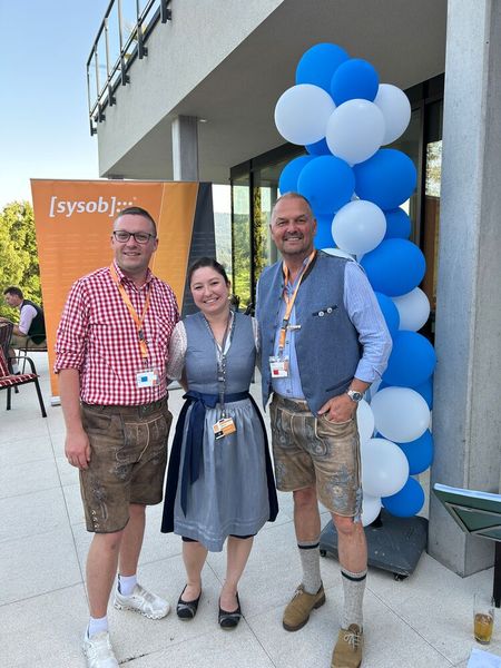 (V. l.) Philipp Sauter (Reiner SCT), Mihriban Dincel (IT-BUSINESS) und Thomas Peter (Reiner SCT) waren am ersten Abend dem Motto „bayerischer Abend“ entsprechend in Tracht gekleidet.  (Bild: Vogel IT-Medien)