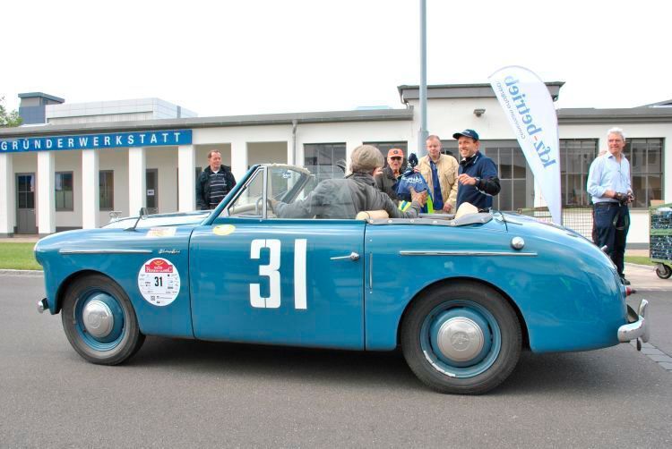 Auch der Aufsichtsratsvorsitzende der Vogel Medien Gruppe, Kurt Eckernkamp (rotes Cap) und Mitgeschäftsführer der Vogel Business Media GmbH & CO. KG, Florian Fischer (beige Jacke), ließen es sich nicht nehmen, bei der Wertungsprüfung auf dem Vogel-Firmengelände mit von der Partie zu sein. (Dominsky)