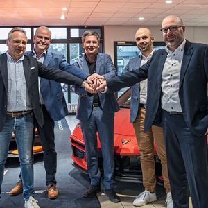 Startschuss in Hockenheim: (v. l.) Die Ebert-Geschäftsführer Bernd Baldus und Uwe Reinhard, Walter Röll, Ford-Spartenverantwortlicher Volker Knapp und Heiko Zelch, Centerleiter Hockenheim/Sandhausen(Bild:  Auto Ebert)