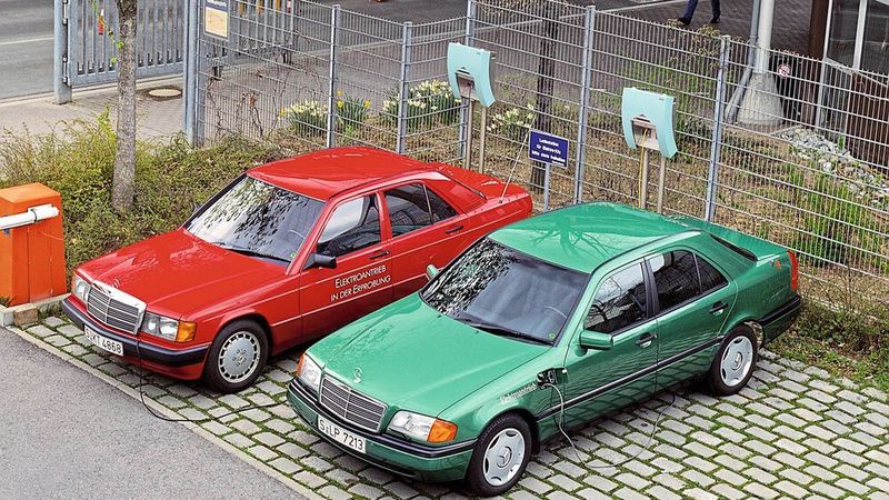 Ab 1995 erprobten die Daimler-Benz-Forscher in einer C-Klasse auch erneut den Elektroantrieb. (Bild: Mercedes-Benz)