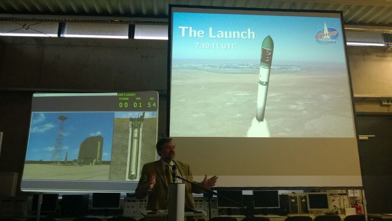 Bald beginnt der Countdown: Prof. Dr. Klaus Schilling beschreibt den Ablauf des Launch-Vorgangs. (Bild: konstruktionspraxis/Jan Vollmuth)