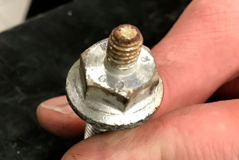 Auch die Kontaktflächen von Befestigungsschrauben sind kein Problem. (Bild: Holz / »kfz-betrieb«)