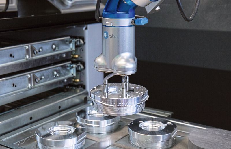 Der Greifer nimmt die Rohlinge aus der Schublade und setzt sie anschließend in die CNC-Maschine ein. Diese bearbeitet das Werkstück und bringt es in die gewünschte Form. Anschließend legt die Applikation das fertige Bauteil zurück. (Bild: Wefag)