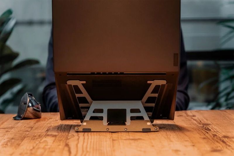 Dieser Laptopständer ist für eine Vielzahl von Laptopmodellen von 13 bis 15,6 Zoll geeignet. Der UltraStand Universal lässt sich dank der Klebestreifen leicht am Laptop befestigen. Durch das sehr geringe Gewicht (89 g) und einer Stärke von nur 10 mm werden Sie nicht einmal merken, dass Sie ihn mit sich führen. (Bild: Bakker Elkhuizen)