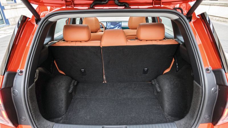 Der Kofferraum wirkt recht geräumig, er bietet die klassenübliche Variabilität. (Bild: Rightlight Media)