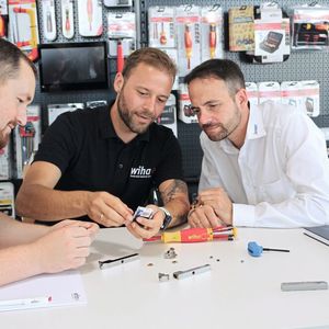 Arbeiten seit vielen Jahren auf Augenhöhe zusammen (v.l.n.r.): Yannick Erath, Einrichter und Ausbilder, Andreas Stengele, Teamleiter Metall, beide Wiha, und Danny Schrödel, Anwendungstechniker bei Iscar.(Bild:  Iscar)