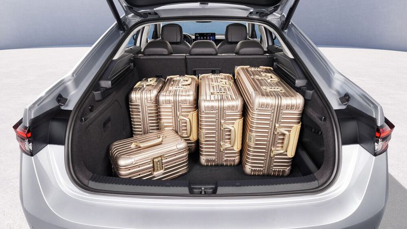 Bei der Limousine wächst der Kofferaum um 20 Liter auf ein Gesamtvolumen von 644 Litern. (Bild: Skoda)