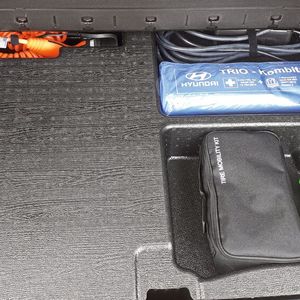 Da hat jemand mitgedacht: Die Fächer unterhalb der Kofferraumplatte nehmen diversen „Kleinkram“ auf. Vor allem aber die Ladekabel des Plug-in-Hybrids. Der Kofferraum selbst fällt mit 558 (1.721) Litern groß aus und ist aufgrund des wie beim Testwagen verbauten Allradantriebs einige wenige Liter kleiner als beim Frontantriebler.(Bild:  Dominsky – VCG)