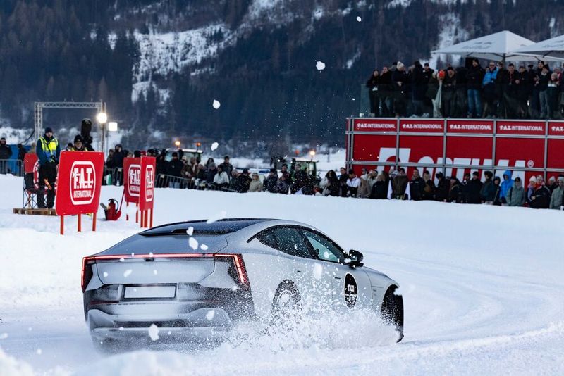 The car is only 1.41 meters high, has frameless windows, retractable door handles - and a glass roof over two meters long. (Image:Polestar)