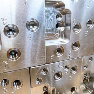 „Schweizer Käse“: Ein Steuerblock wird mit höchster Präzision und Genauigkeit gebohrt, gefräst und geschliffen.